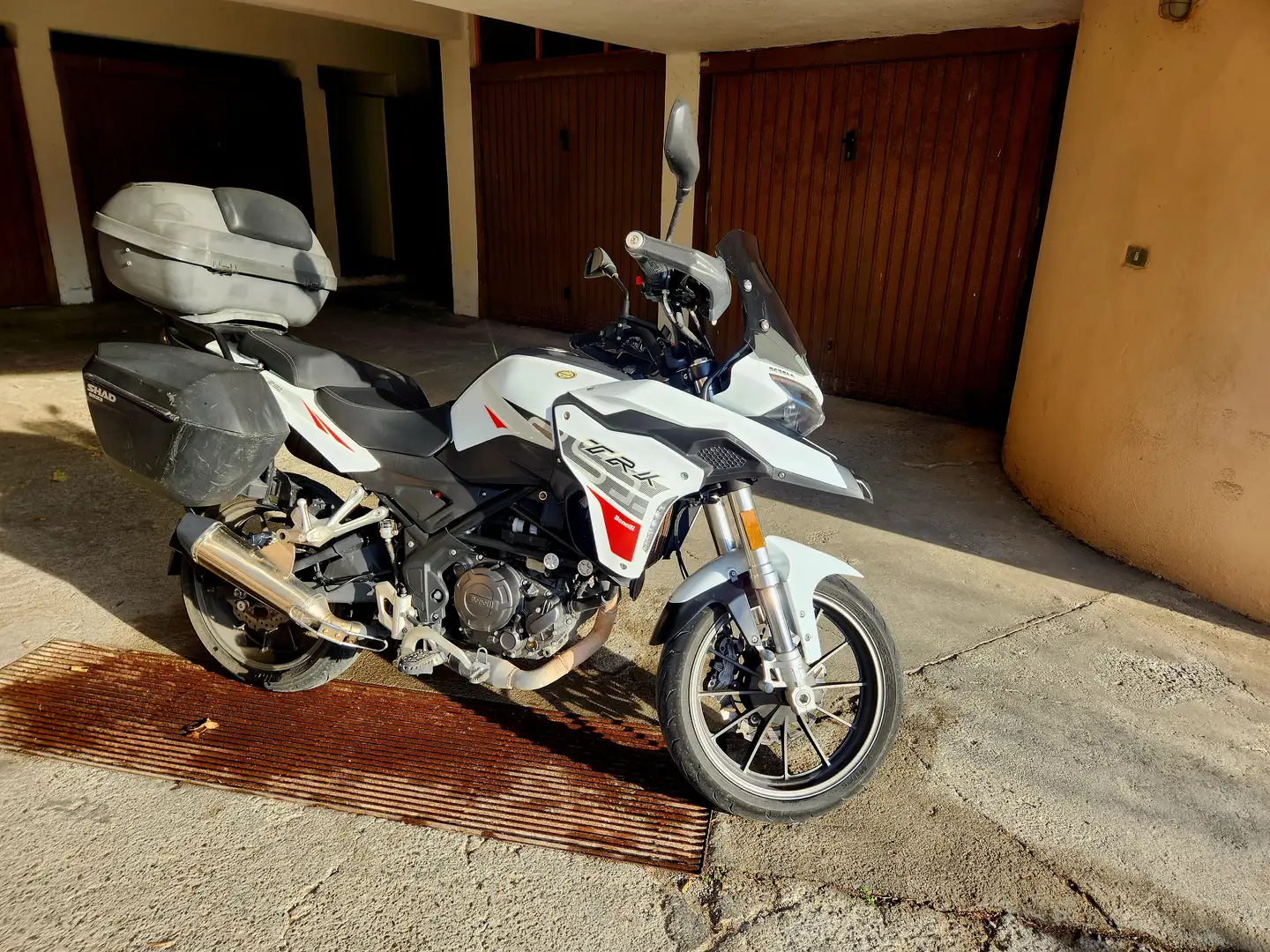Benelli TRK 251 Blanco - 1