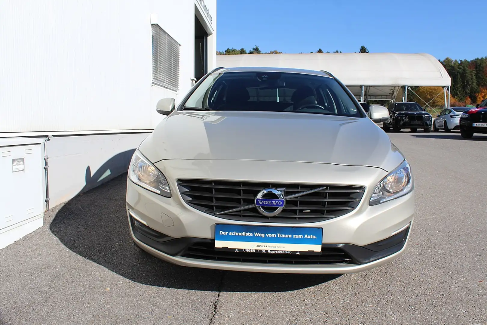 Volvo V60 D2 Kinetic Beige - 2