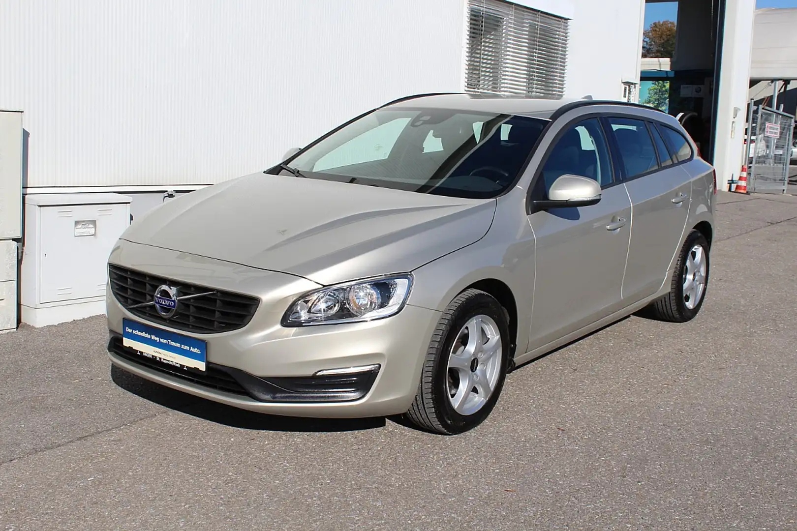 Volvo V60 D2 Kinetic Beige - 1
