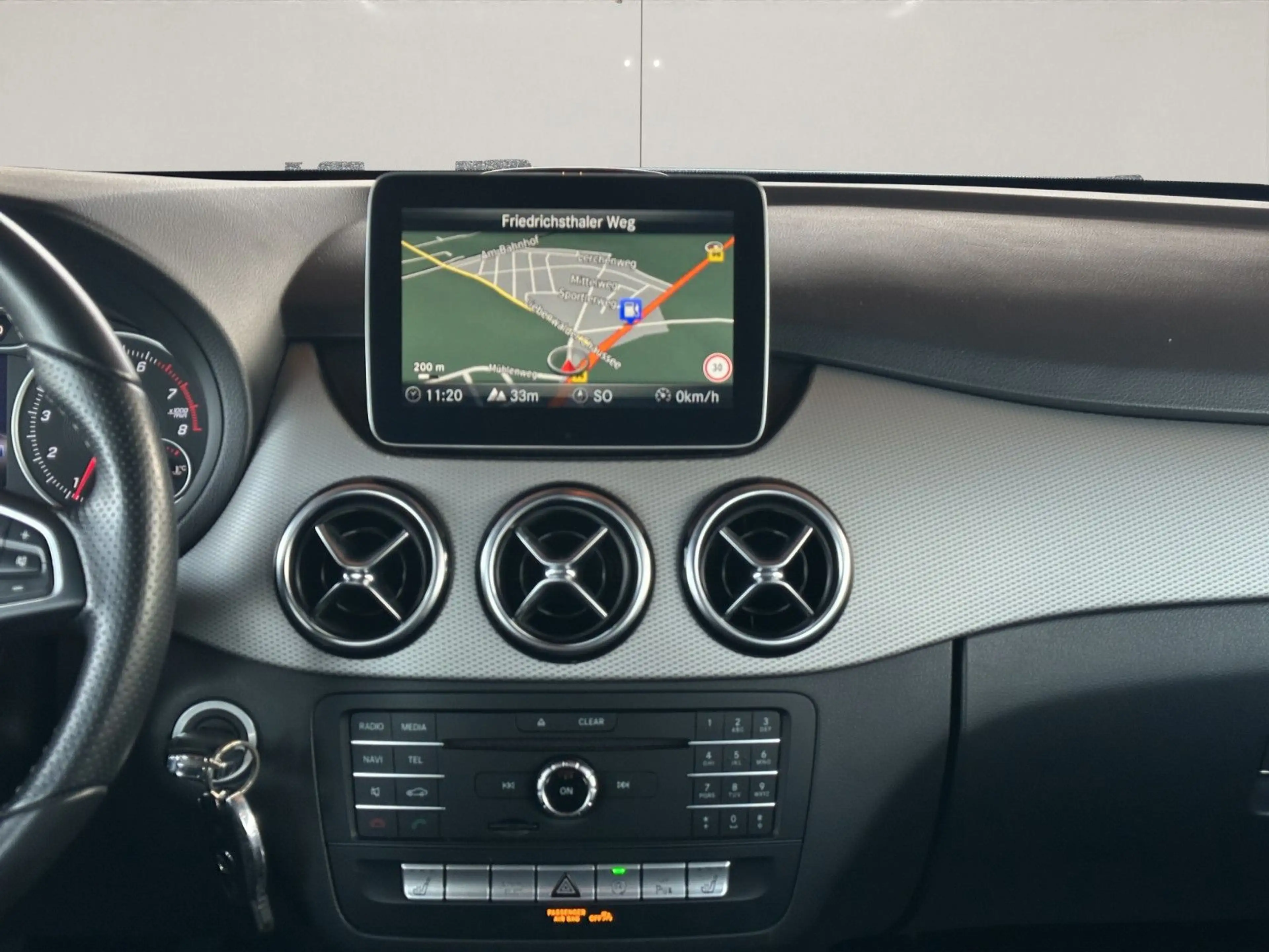 Mercedes-Benz B 180 euro6 LED Scheinwerfer Navi Teilleder — photo 11