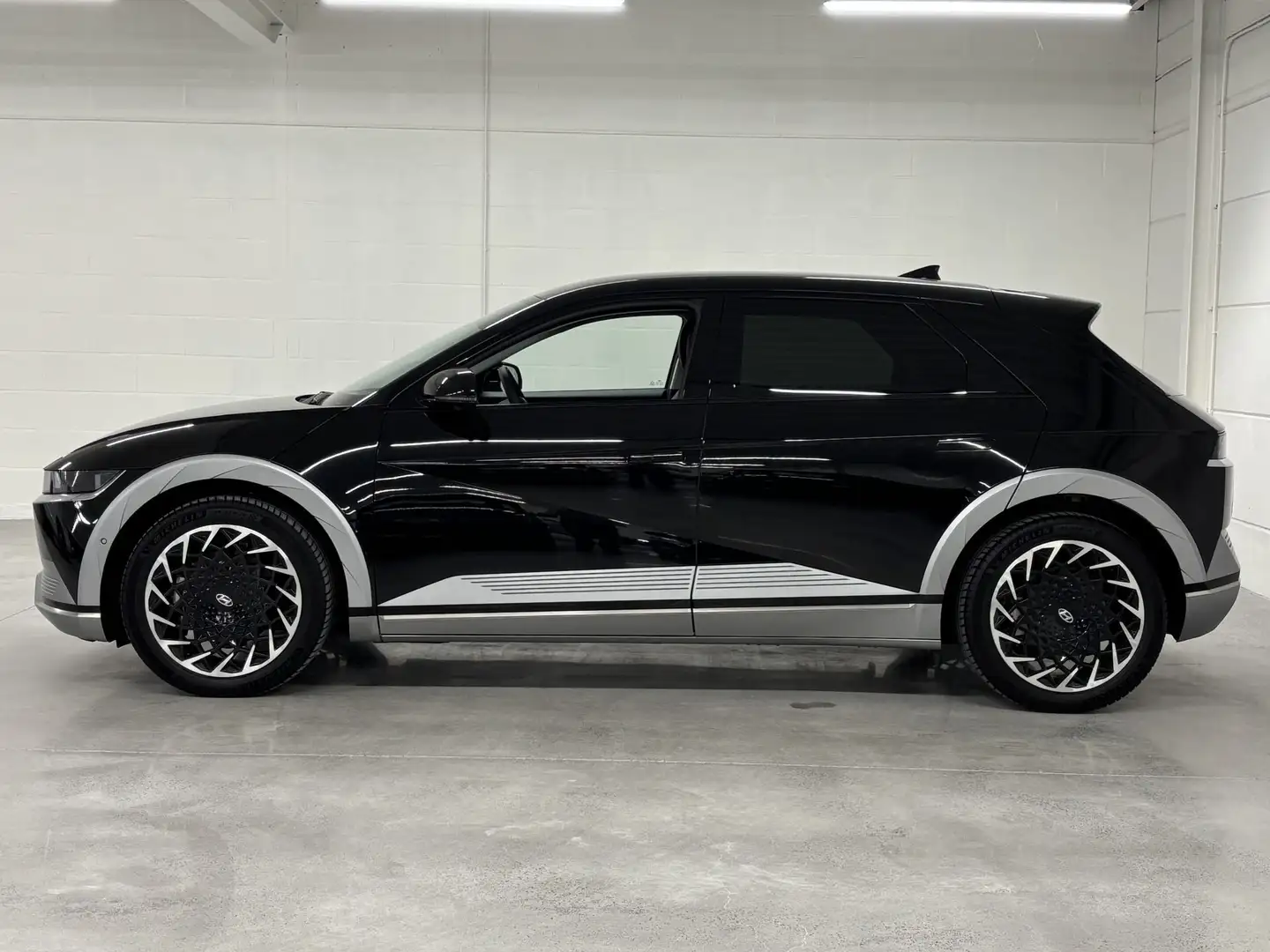 Hyundai IONIQ 5 73 kwh Balance Solar RWD | 3 JAAR GRATIS ONDERHOUD Noir - 2