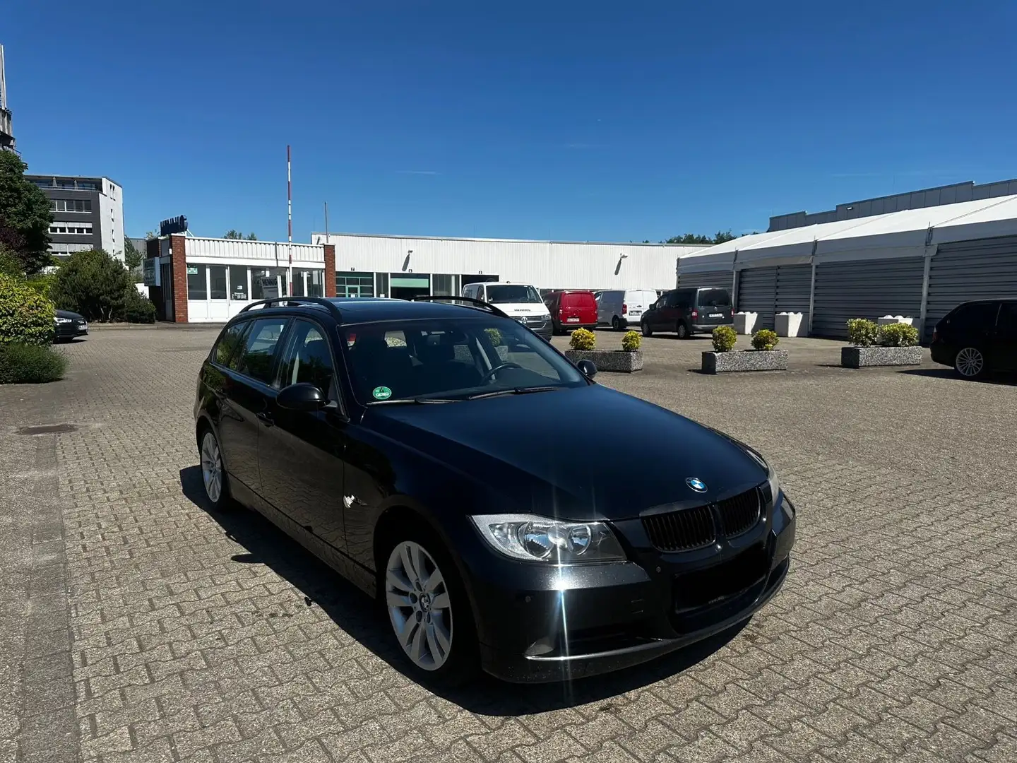 BMW 320 Baureihe 3 Touring 320d TÜV BIS 04.26*PANO Schwarz - 1