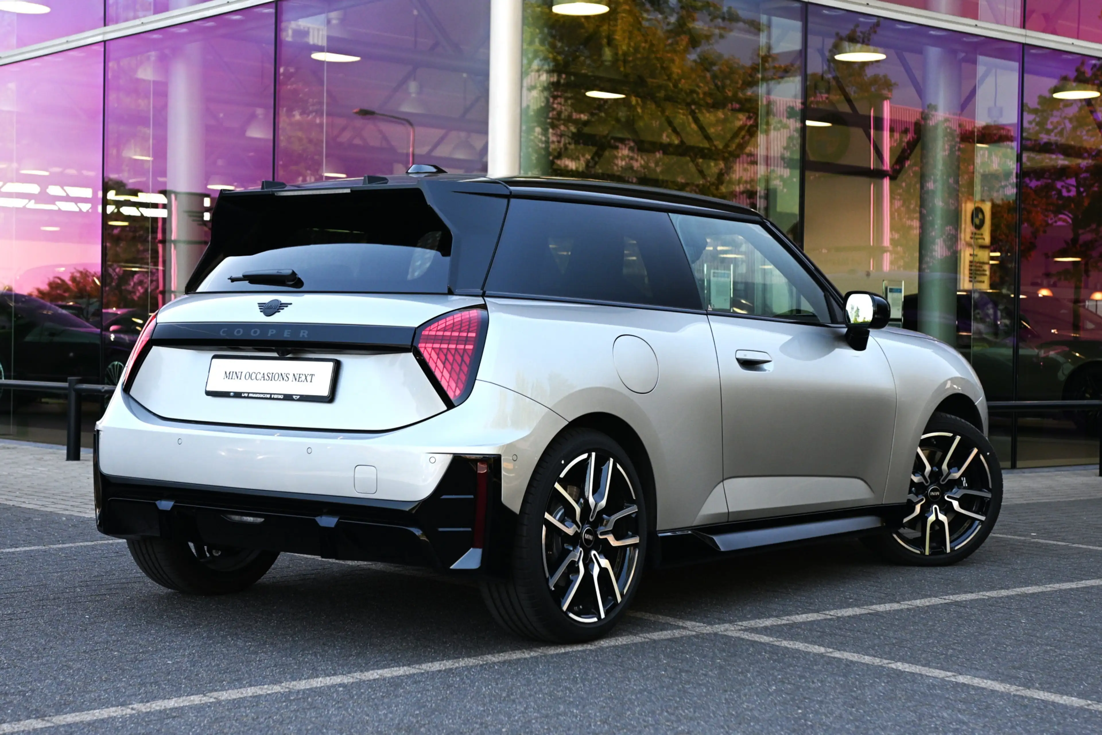MINI Cooper E Hatchback / John Cooper Works / Pakket M / 18" JCW — photo 2