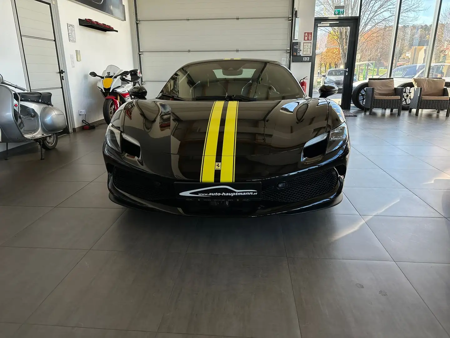 Ferrari 296 GTS Schwarz - 2