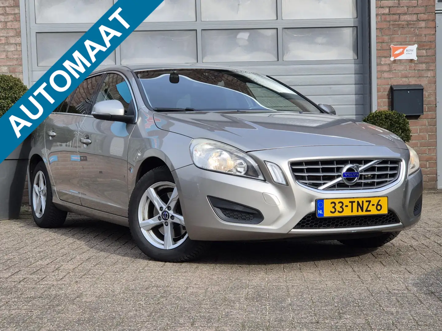 Volvo V60 1.6 T4 Momentum Automaat. Perfect onderhouden. Afn Gris - 1