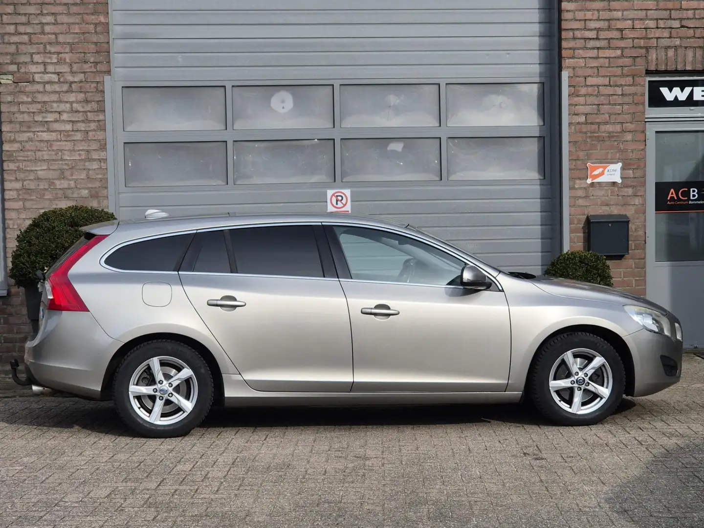 Volvo V60 1.6 T4 Momentum Automaat. Perfect onderhouden. Afn Gris - 2