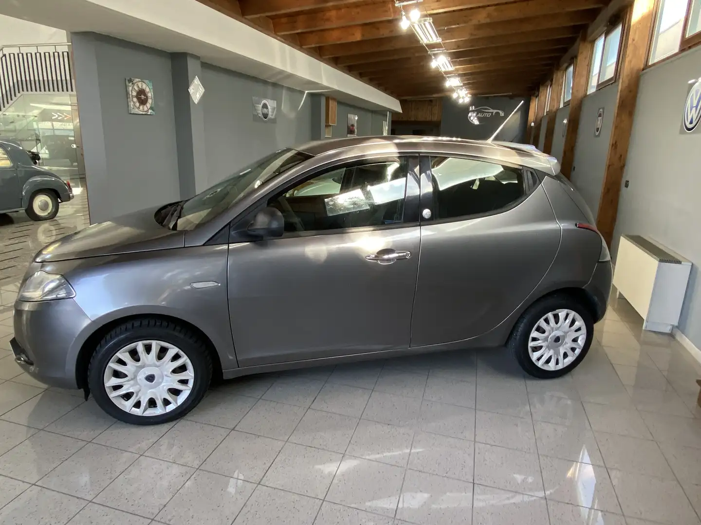 Lancia Ypsilon 1.2 8v Silver ecochic Gpl 69cv Bronce - 2