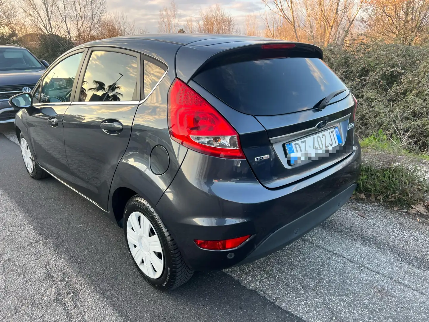 Ford Fiesta 1.4 TDCi 68CV 5 porte Titanium Gris - 2