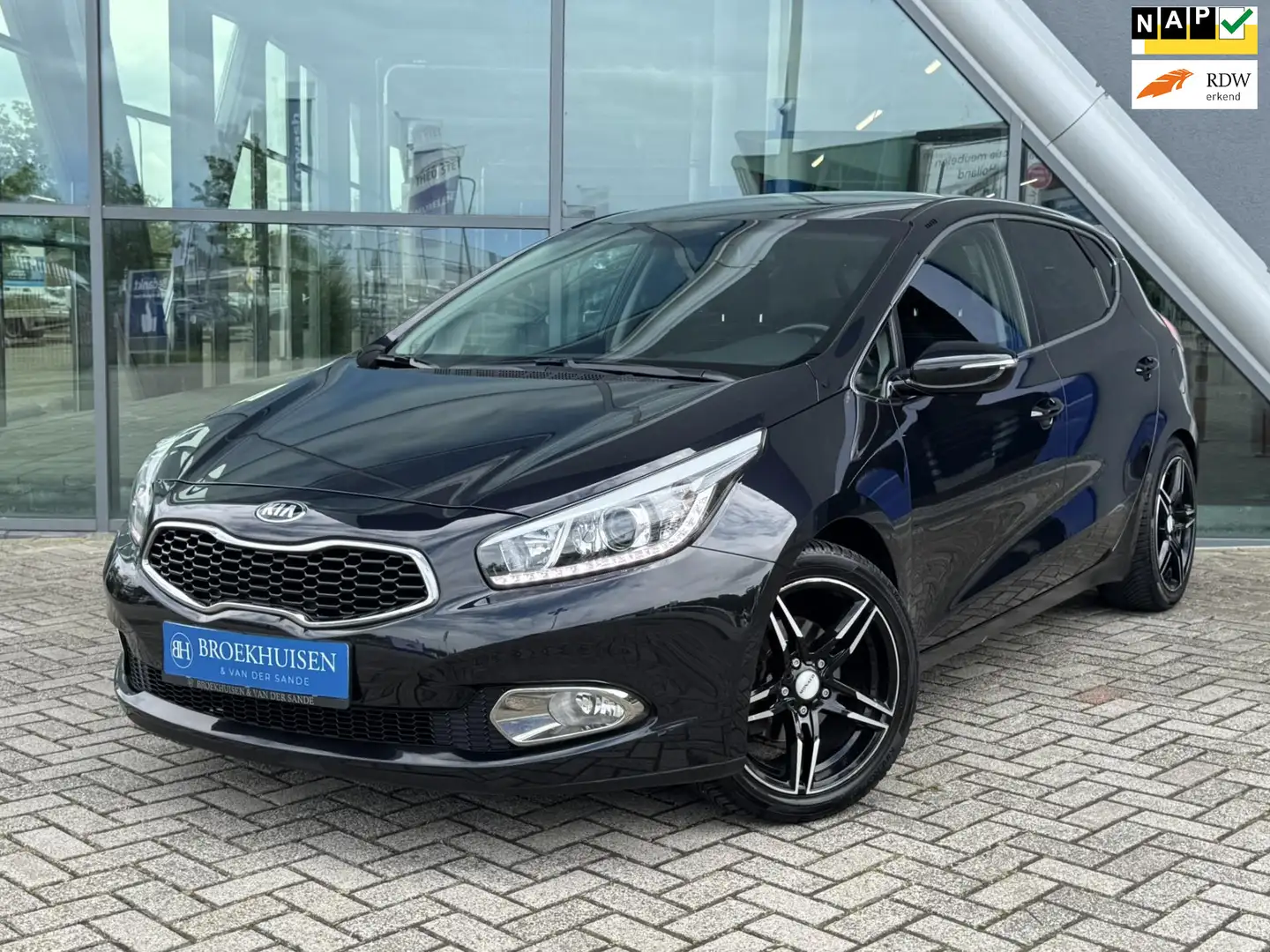 Kia Ceed / cee'd 1.6 GDI DynamicLine 135pk Trekhaak / Camera / Crui Zwart - 1