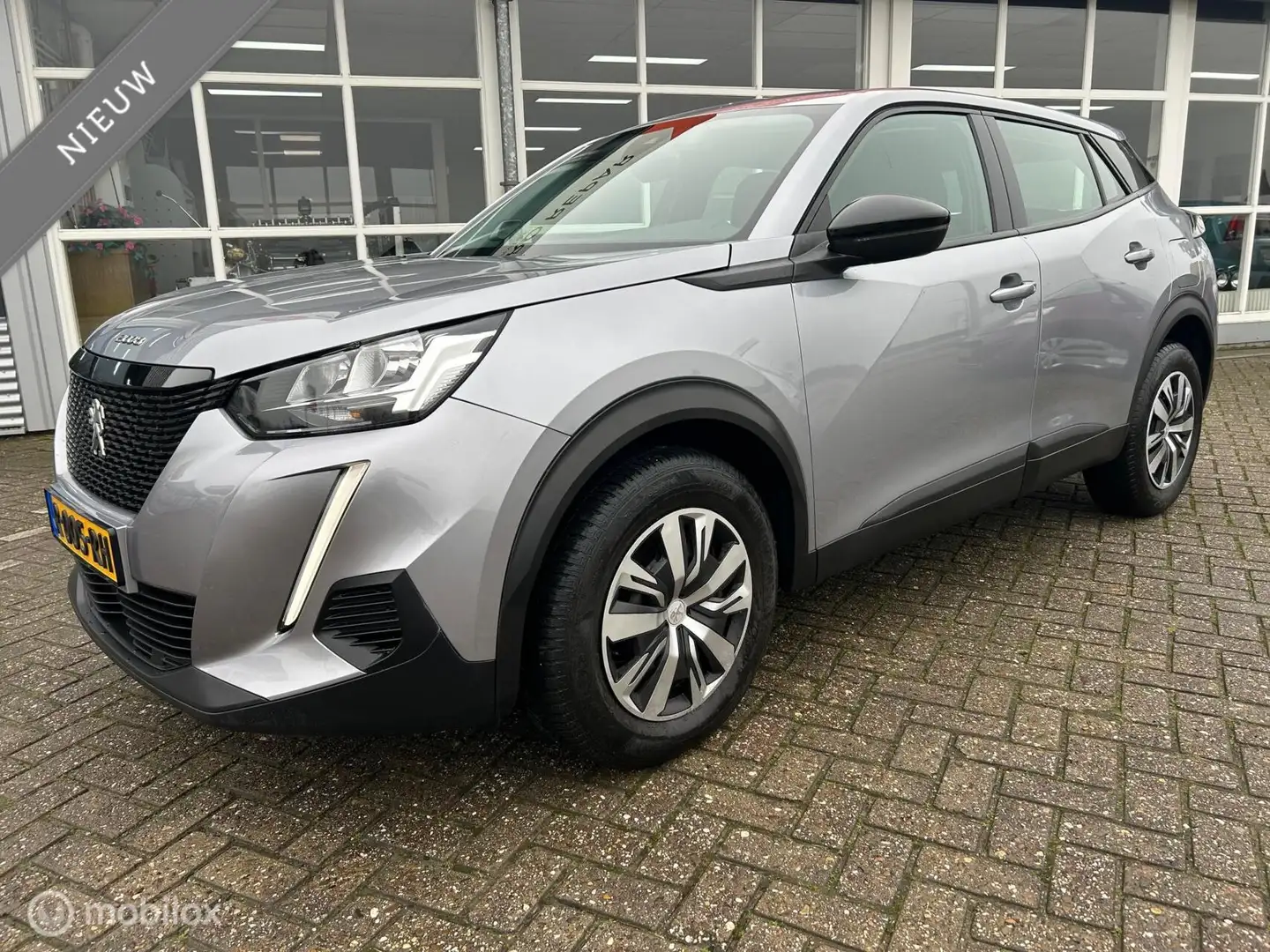 Peugeot 2008 1.2 PureTech Active Grau - 2