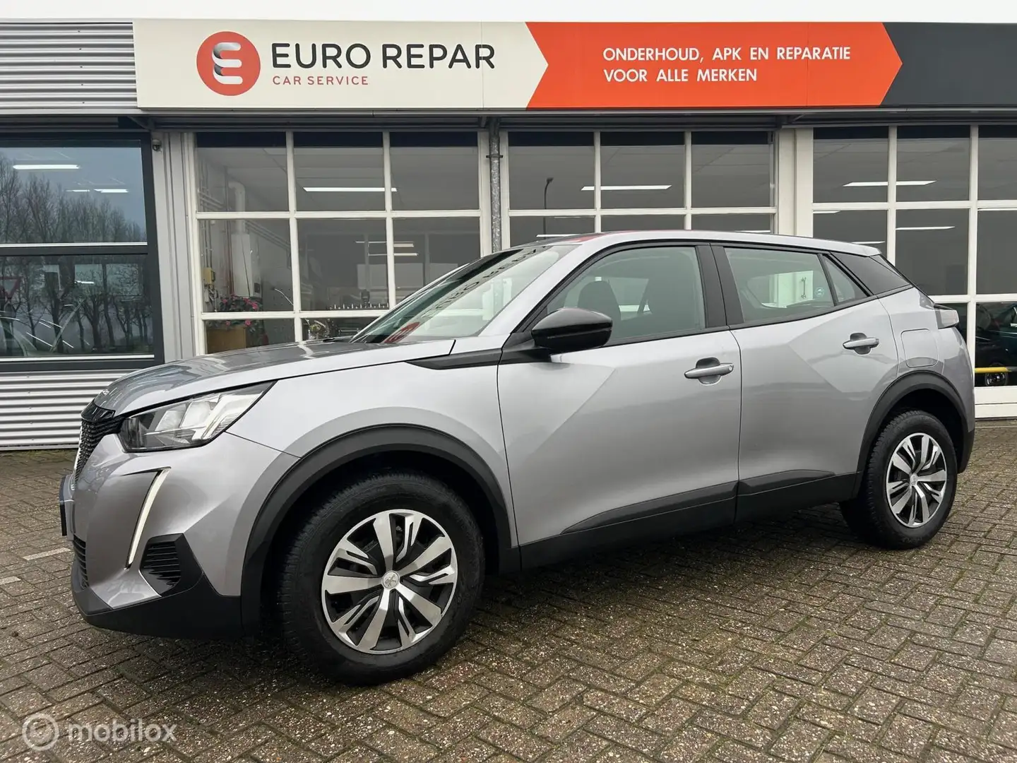 Peugeot 2008 1.2 PureTech Active Grau - 1