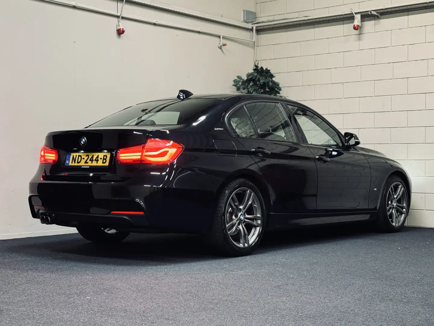 BMW 330 3-serie 330e M-Sport | Leder | CarPlay | LED Zwart - 2