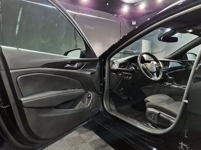 Opel Insignia view 8