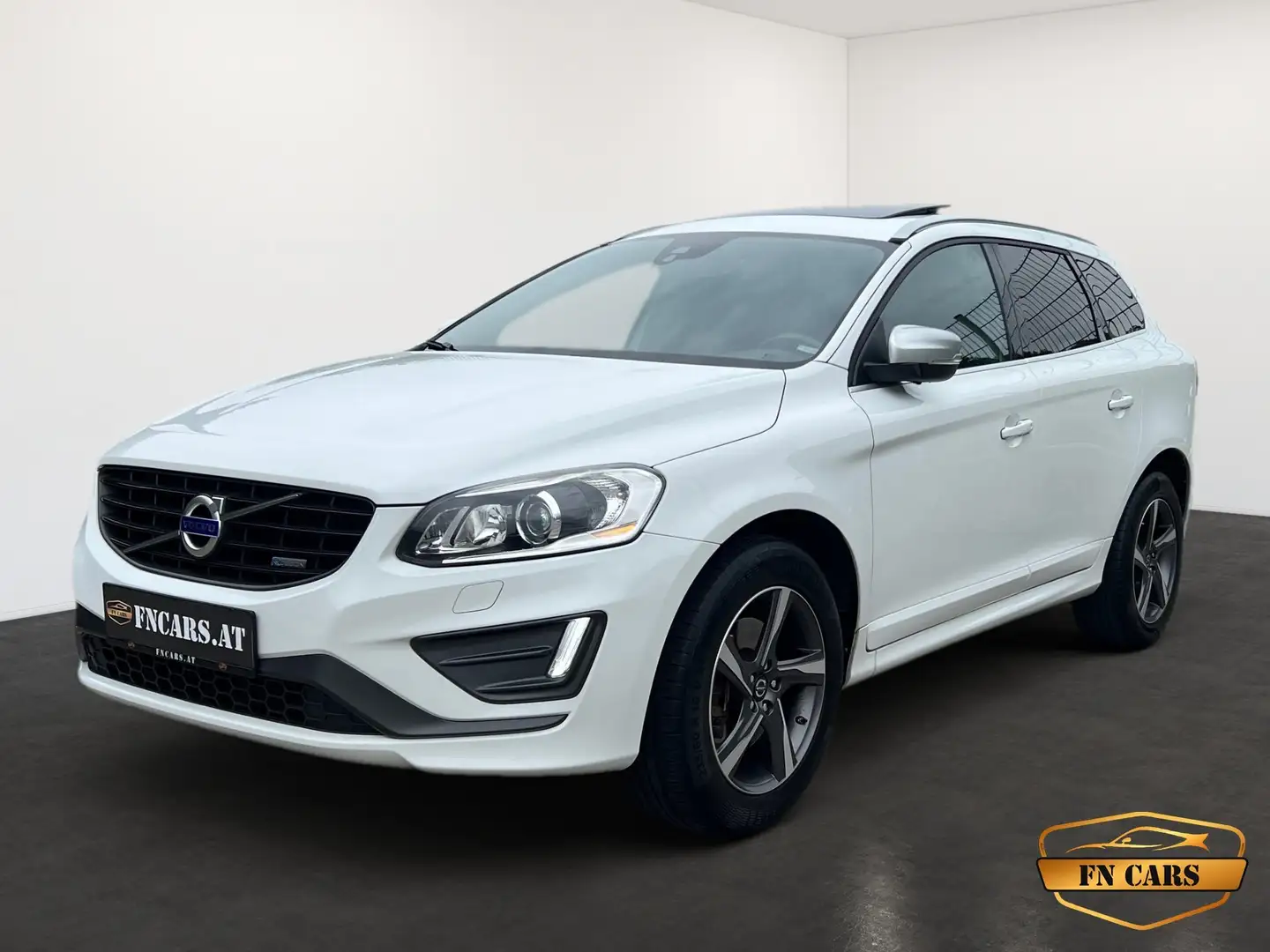 Volvo XC60 Momentum AWD AUT. // R-DESIGN // PANO // AHK // Blanc - 1