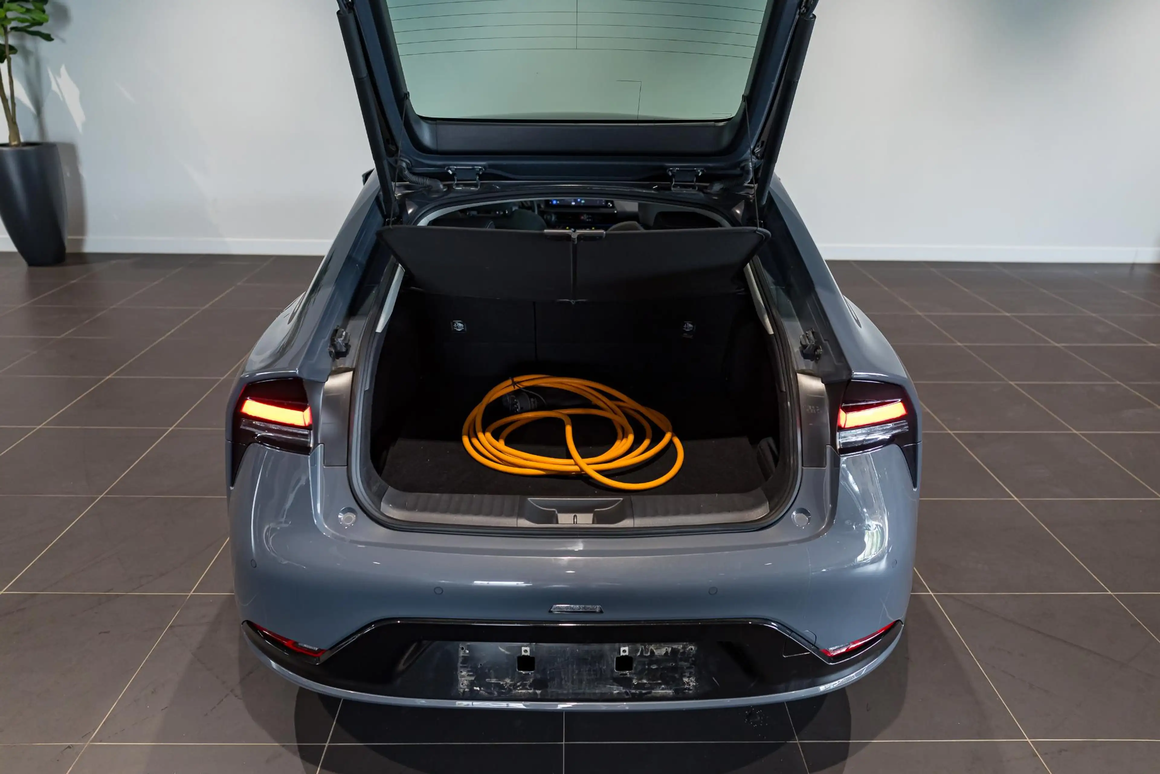 Toyota Prius 2.0 PHEV 164kW Premium Plus e-CVT Camera | Panodak — photo 12