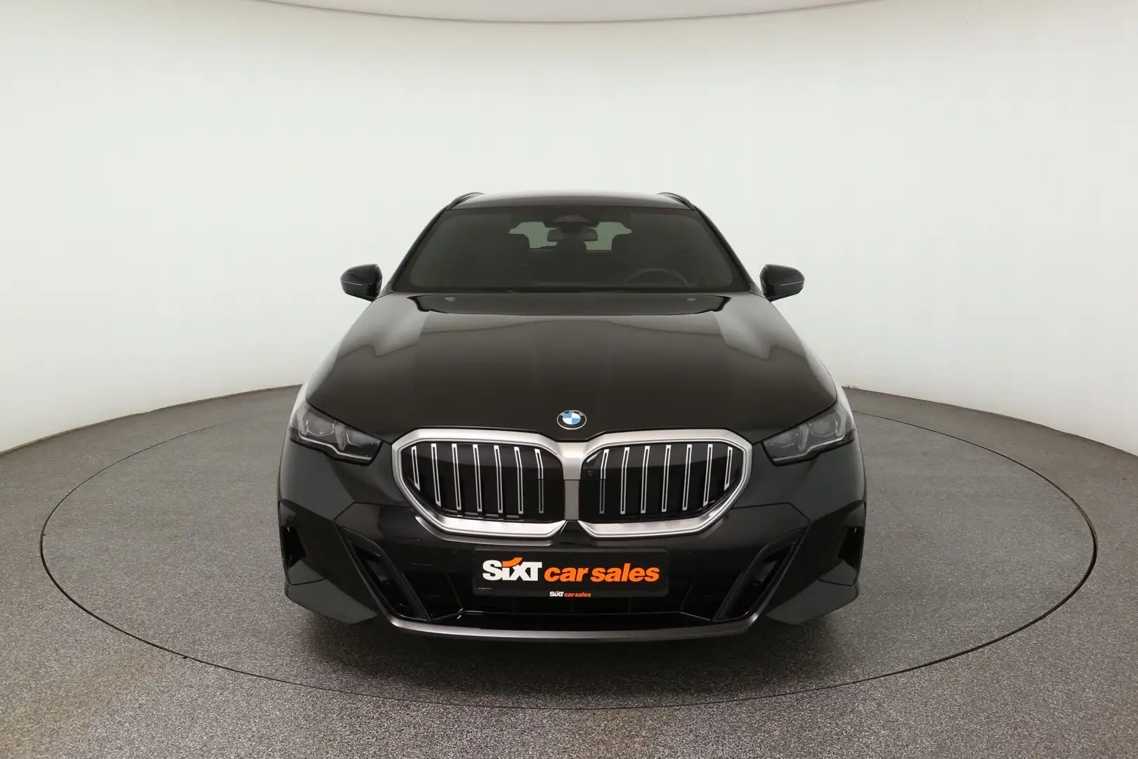 BMW 520 i M Sport Lüft|Pano|PAs+360°|harman|4xSHZ|AHK Schwarz - 2