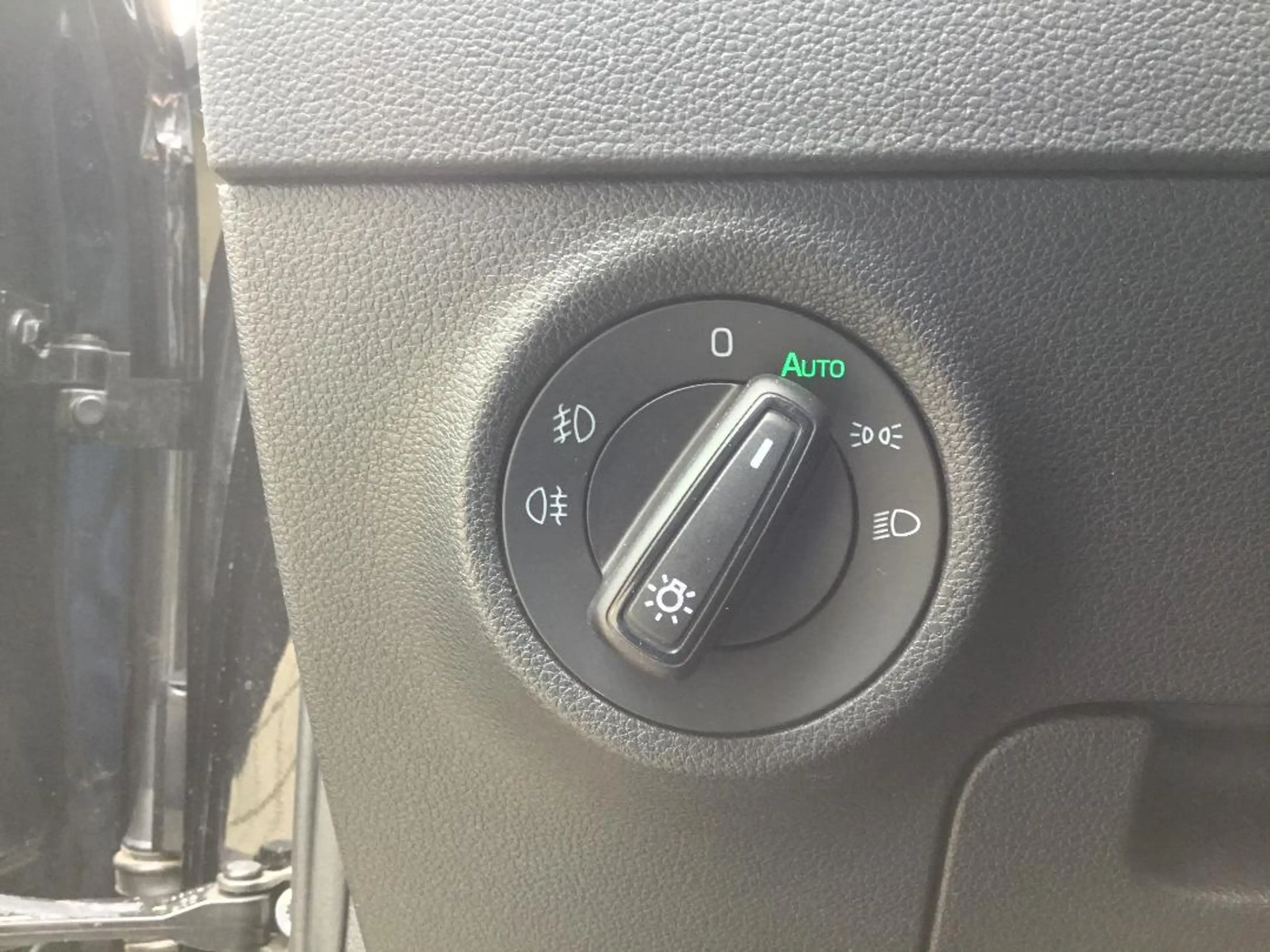 Skoda Karoq Ambition 17"LM 3AC+ Navi+ AHZV DCC 4SHzg — photo 6