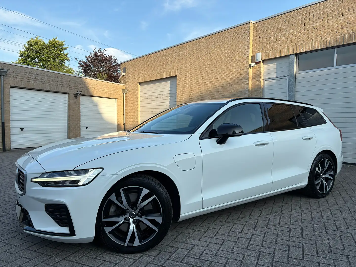 Volvo V60 2.0 T8 AWD PHEV R-Design Geartronic / 12M Garantie Wit - 2