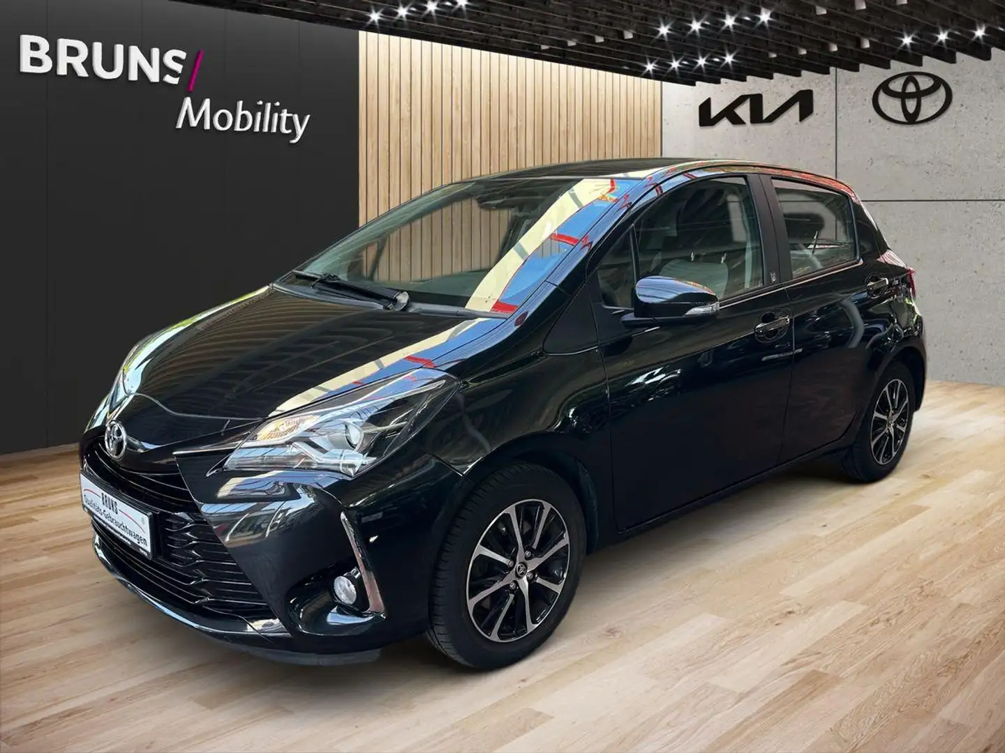Toyota Yaris 1,5 l Team-D 'Pluspaket' Tempomat Sitzheizung Smar Nero - 1