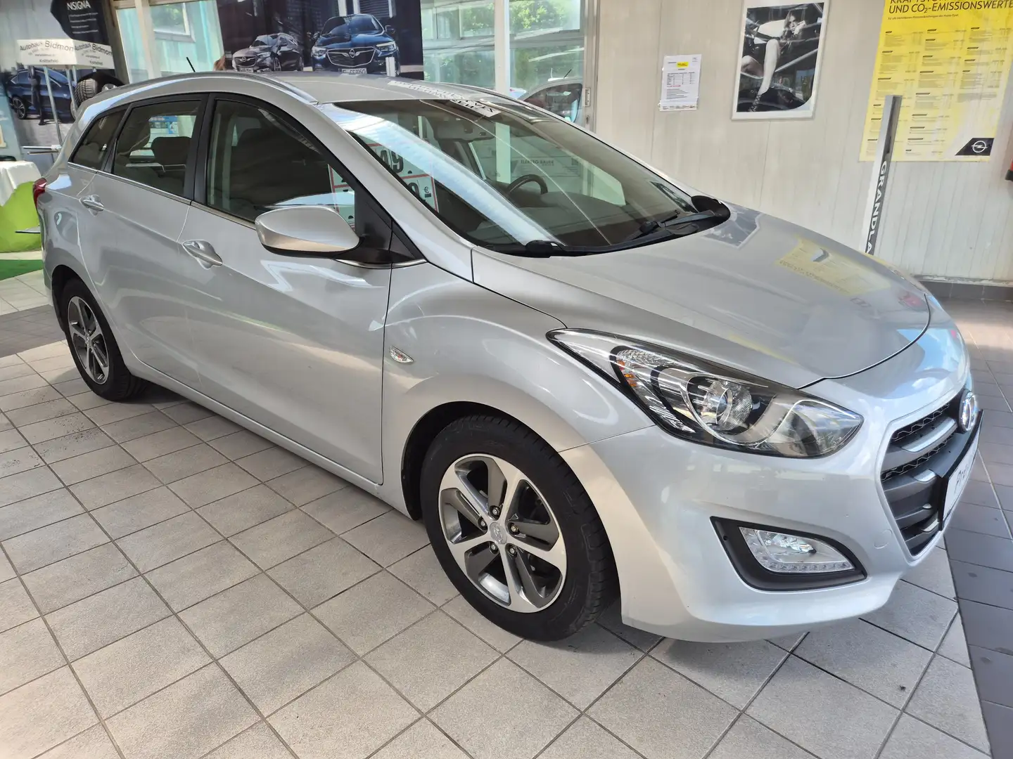 Hyundai i30 i30 CW 1,4 CRDi Business Class Business Class Silber - 1