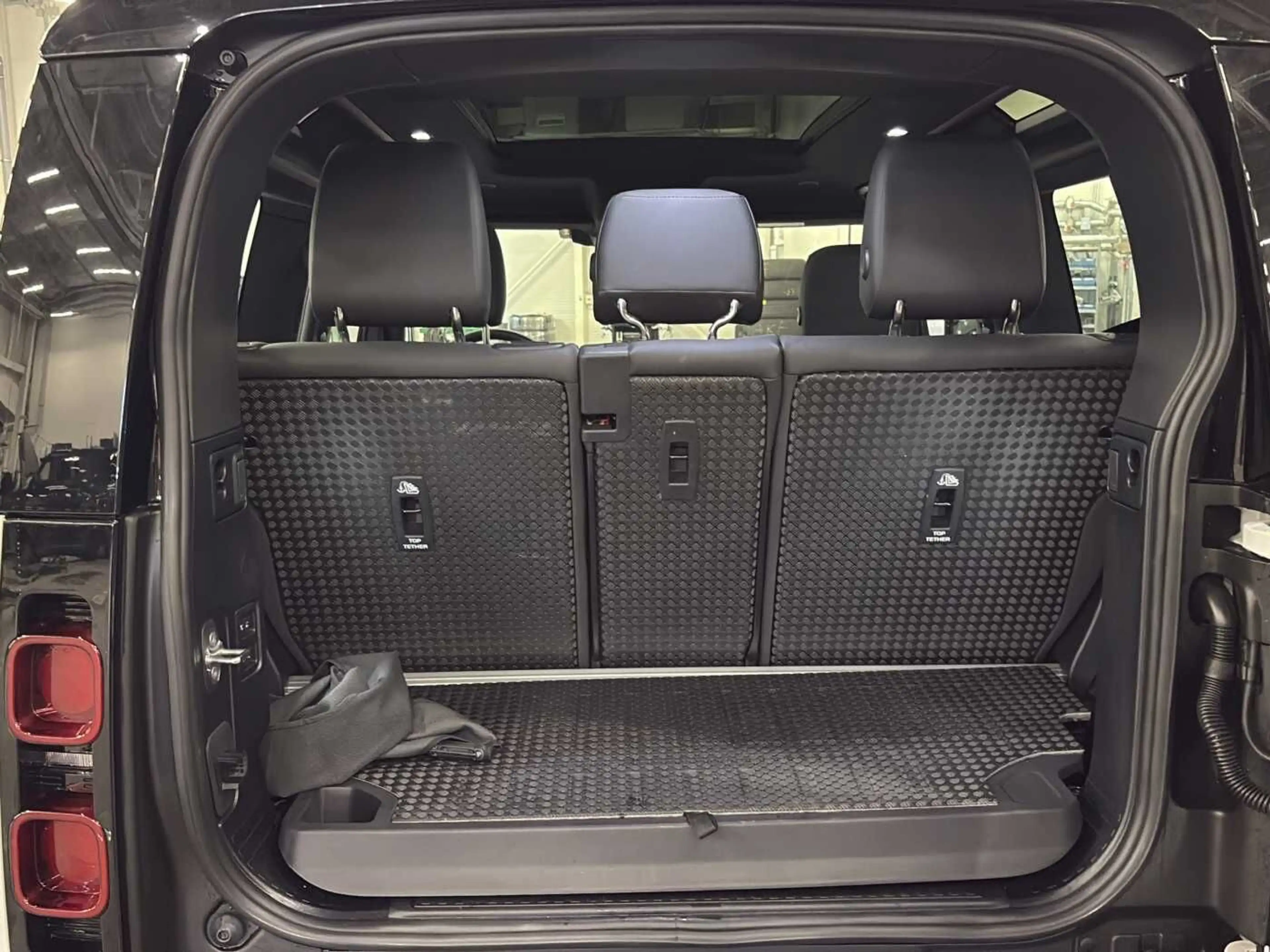 Land Rover Defender Defender 90 D300 X-Dyn. SE Pano*20"*ACC — photo 7