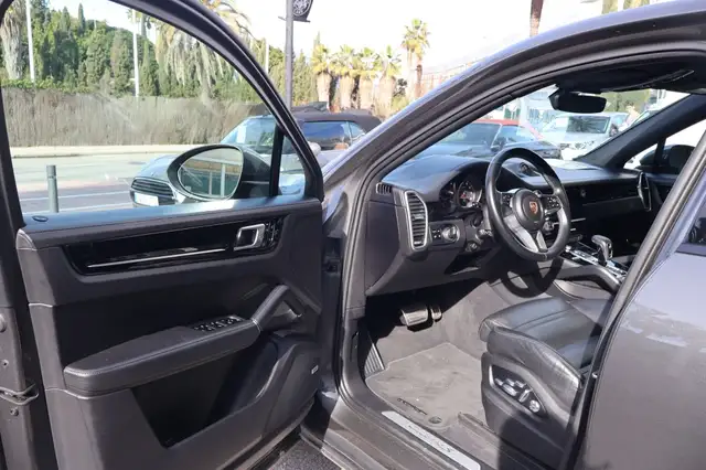 Porsche Cayenne view 12