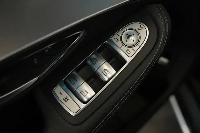 Mercedes-Benz C-Class view 11