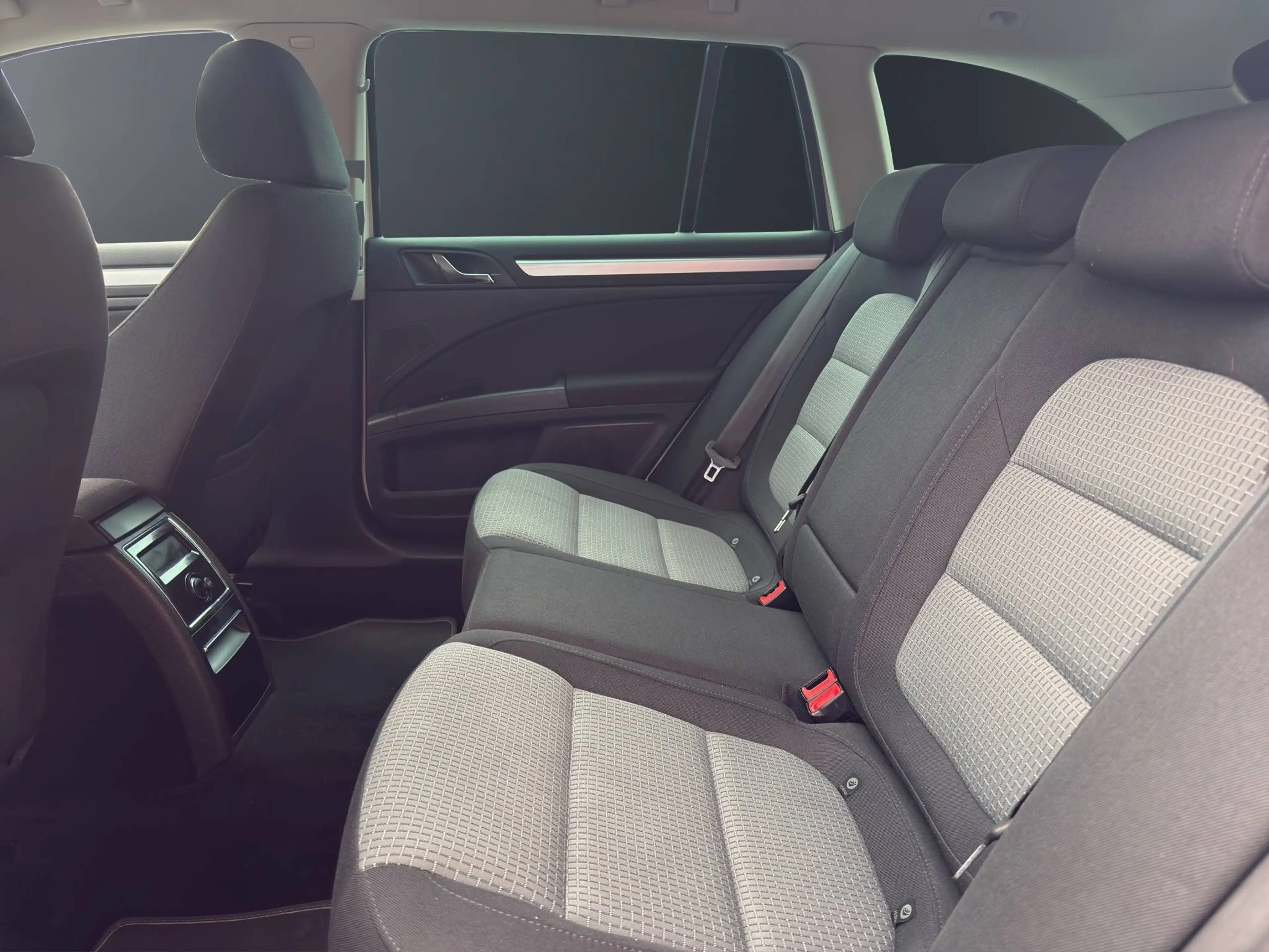 Skoda Superb 2.0 TDI Combi Ambition Automatik — photo 12