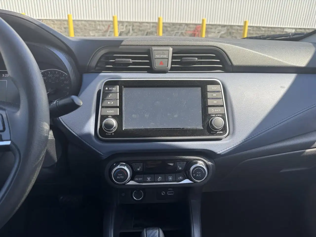 Nissan Versa снимка Nissan Versa