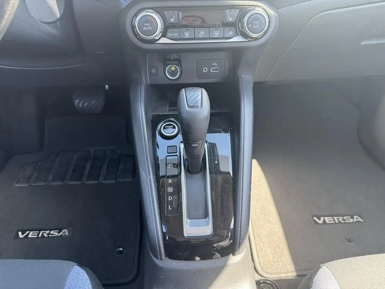 Nissan Versa снимка Nissan Versa