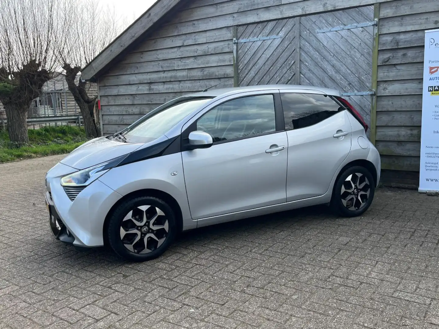 Toyota Aygo 1.0 VVT-i x-joy | Automaat! | Climate | Carplay | Gris - 2