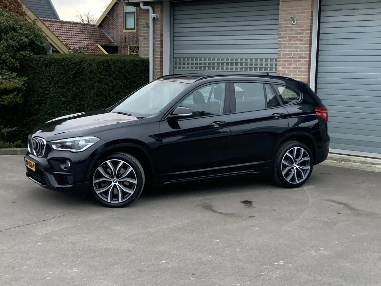 BMW X1 sDrive20i Orange Edition II Zwart - 2