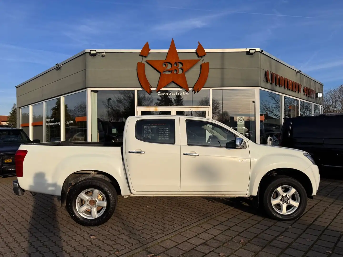 Isuzu D-Max Double Cab 4WD Custom Weiß - 1