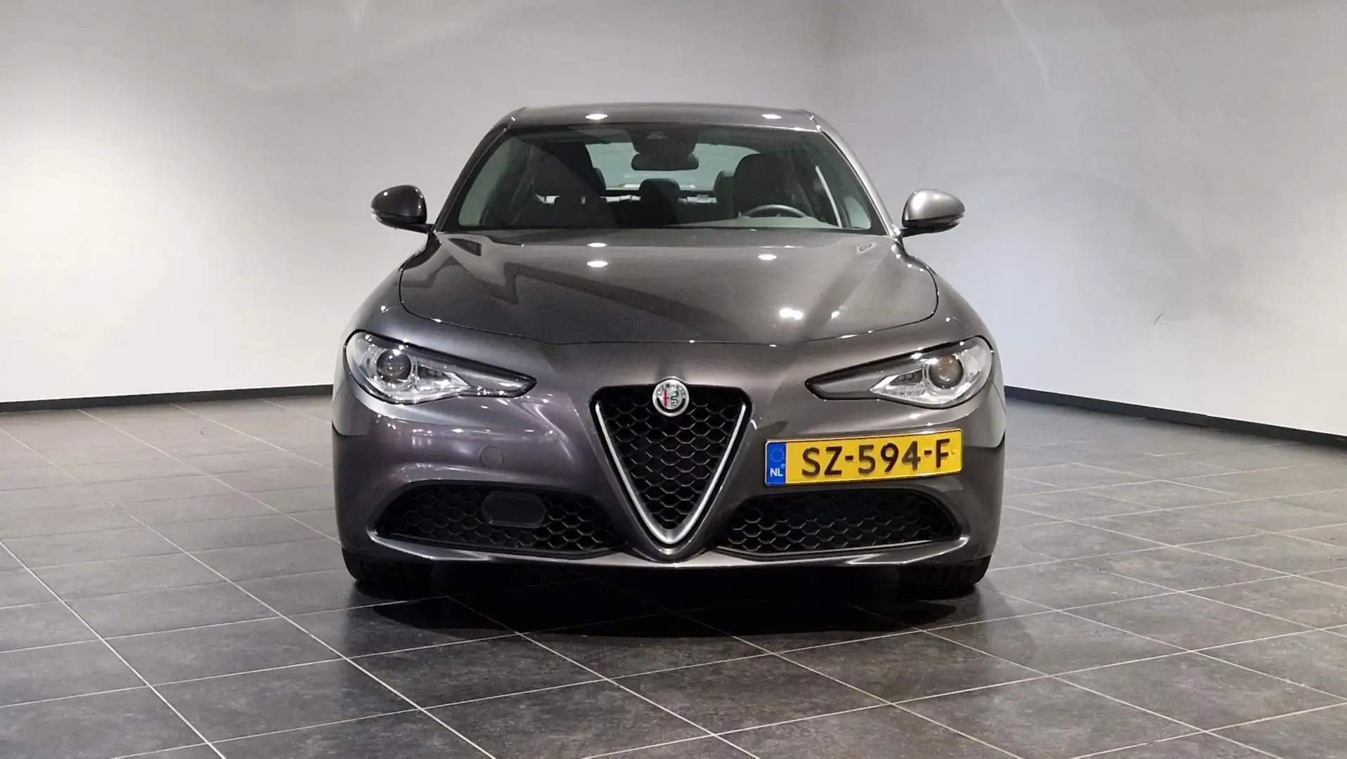 Alfa Romeo Giulia 2.0T Super | Leder  | Sportstoelen | Xenon | 18 in Grey - 2