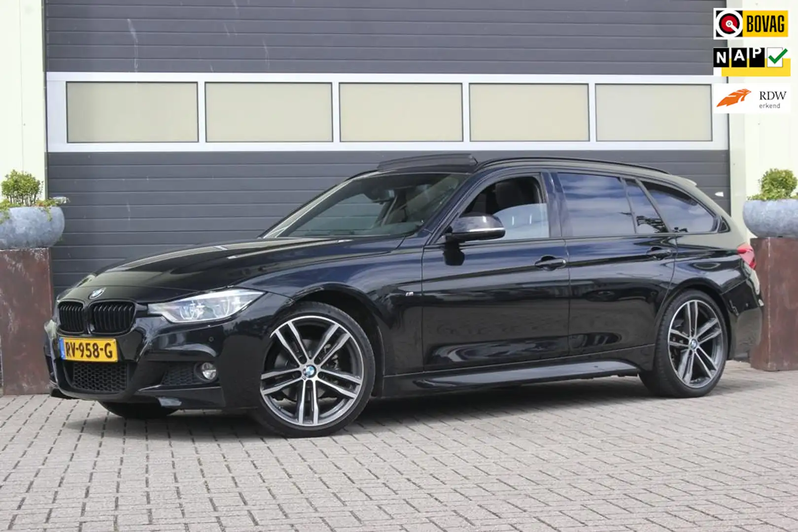 BMW 320 3-serie Touring 320i High Executive M Sport | Pano Zwart - 1