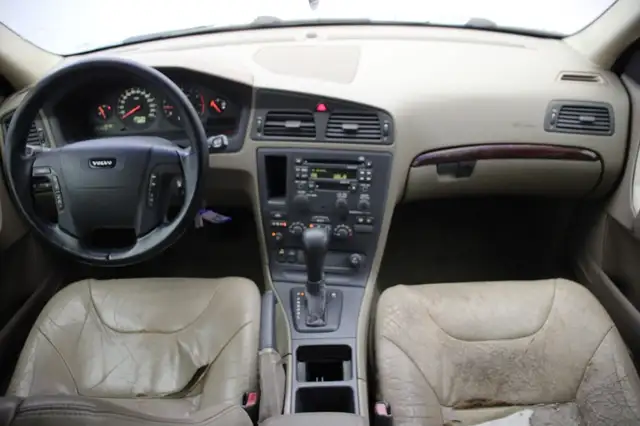 Volvo V70 view 2