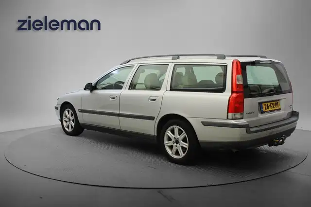 Volvo V70 view 3