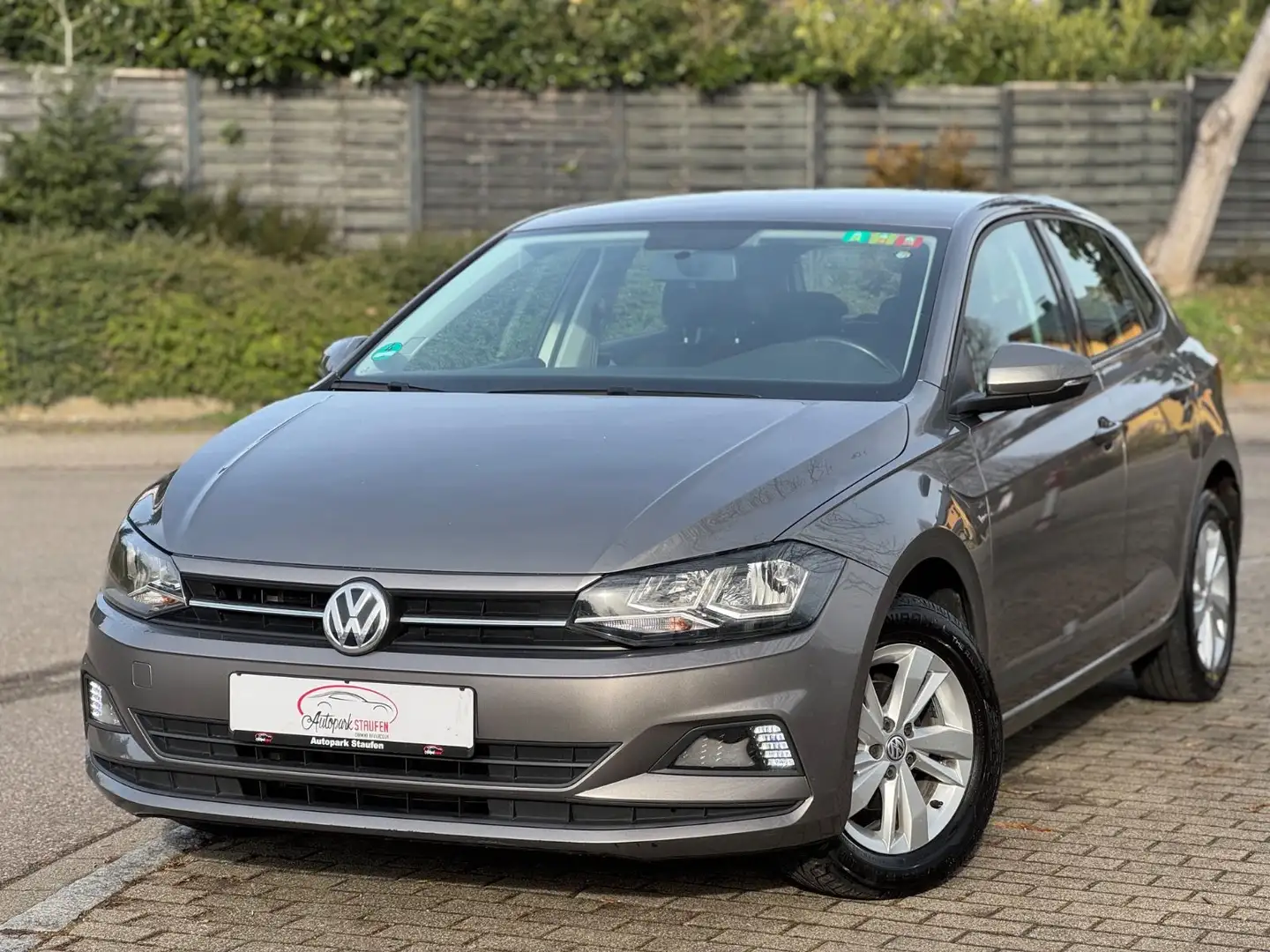 Volkswagen Polo VI Comfortline Grau - 2
