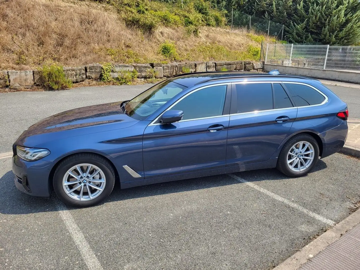 BMW 530 530dA xDrive Touring Bleu - 2