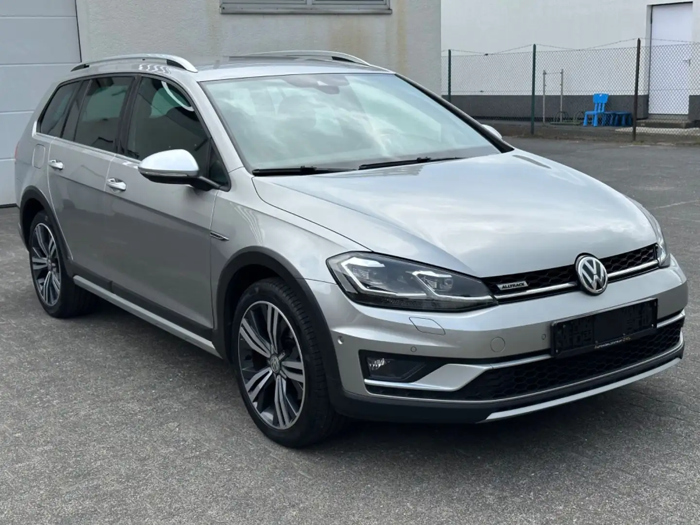 Volkswagen Golf VII Variant Alltrack VIRTUAL|ACC|AHK|R.KAM Silber - 1