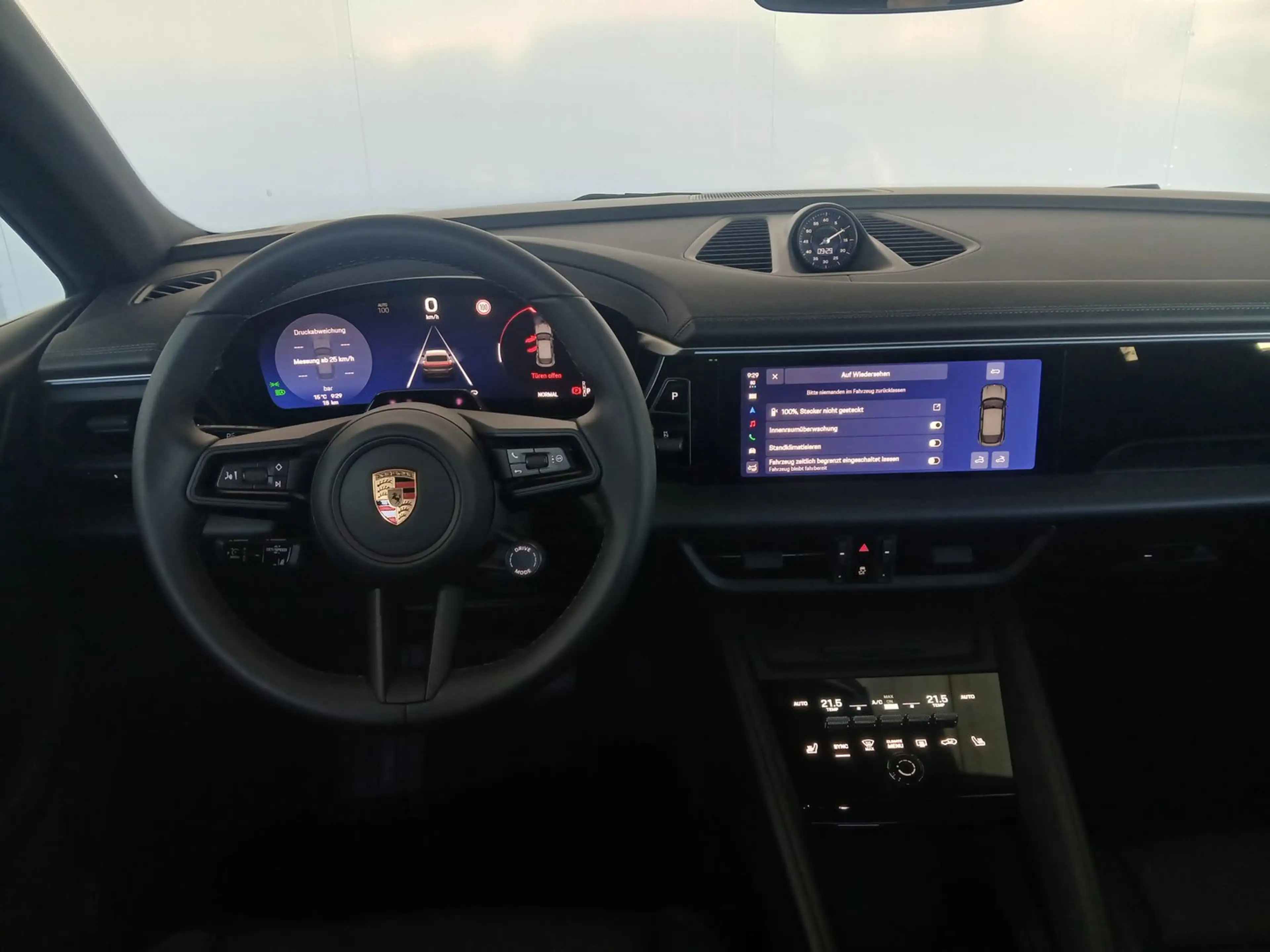 Porsche Macan 4 — photo 15