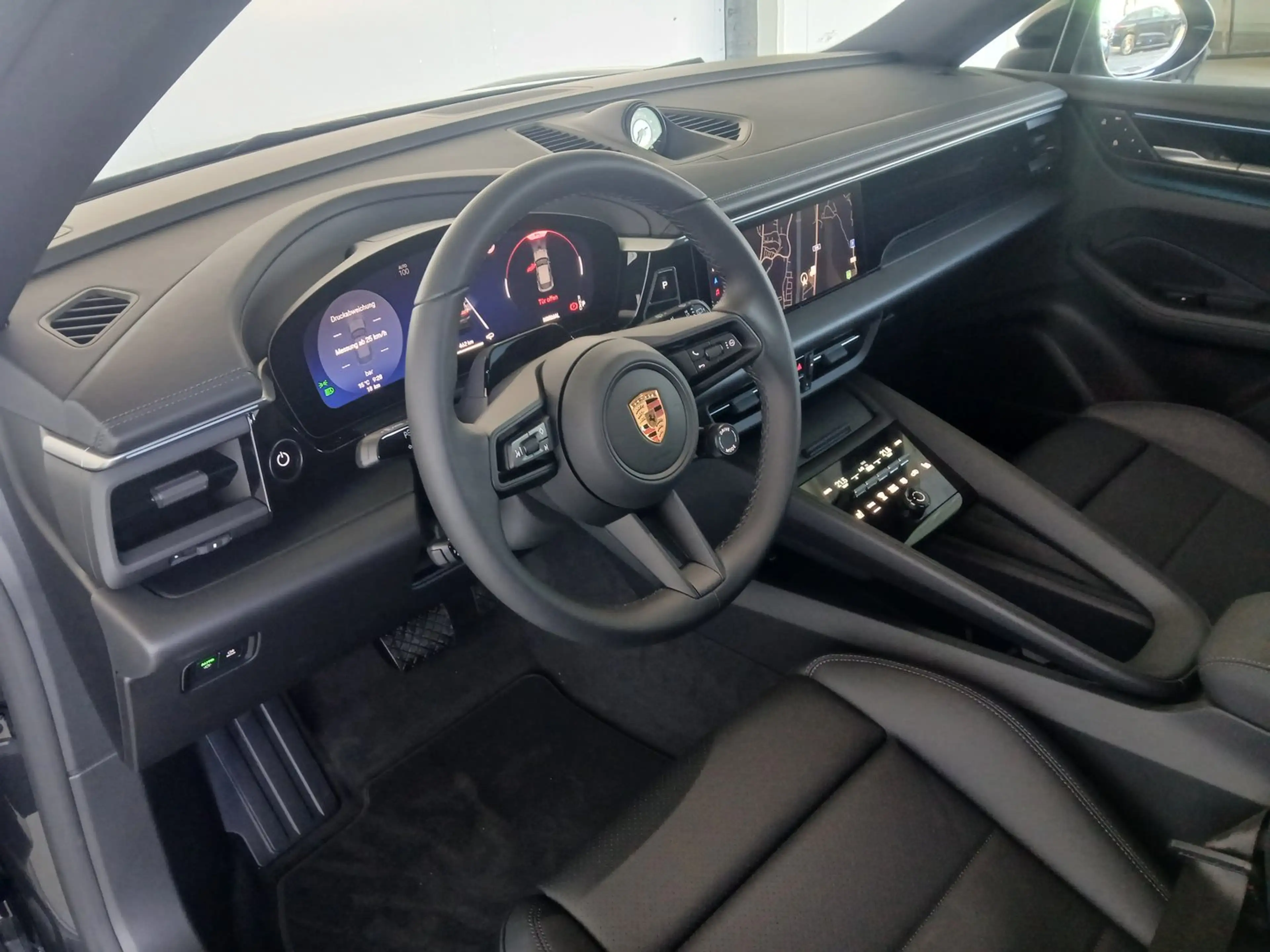 Porsche Macan 4 — photo 11
