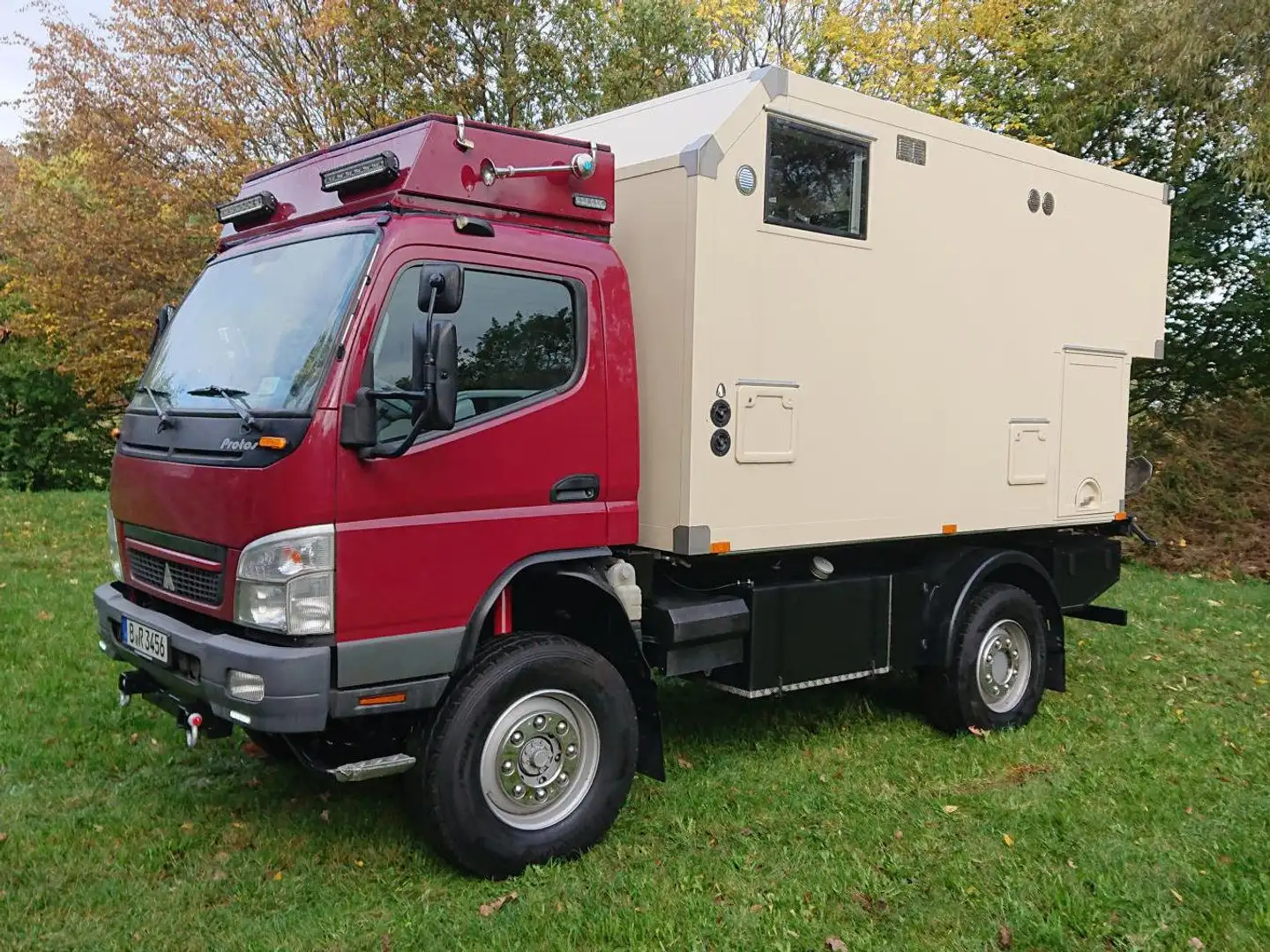 Mitsubishi Canter Expeditionswohnmobil bež - 2