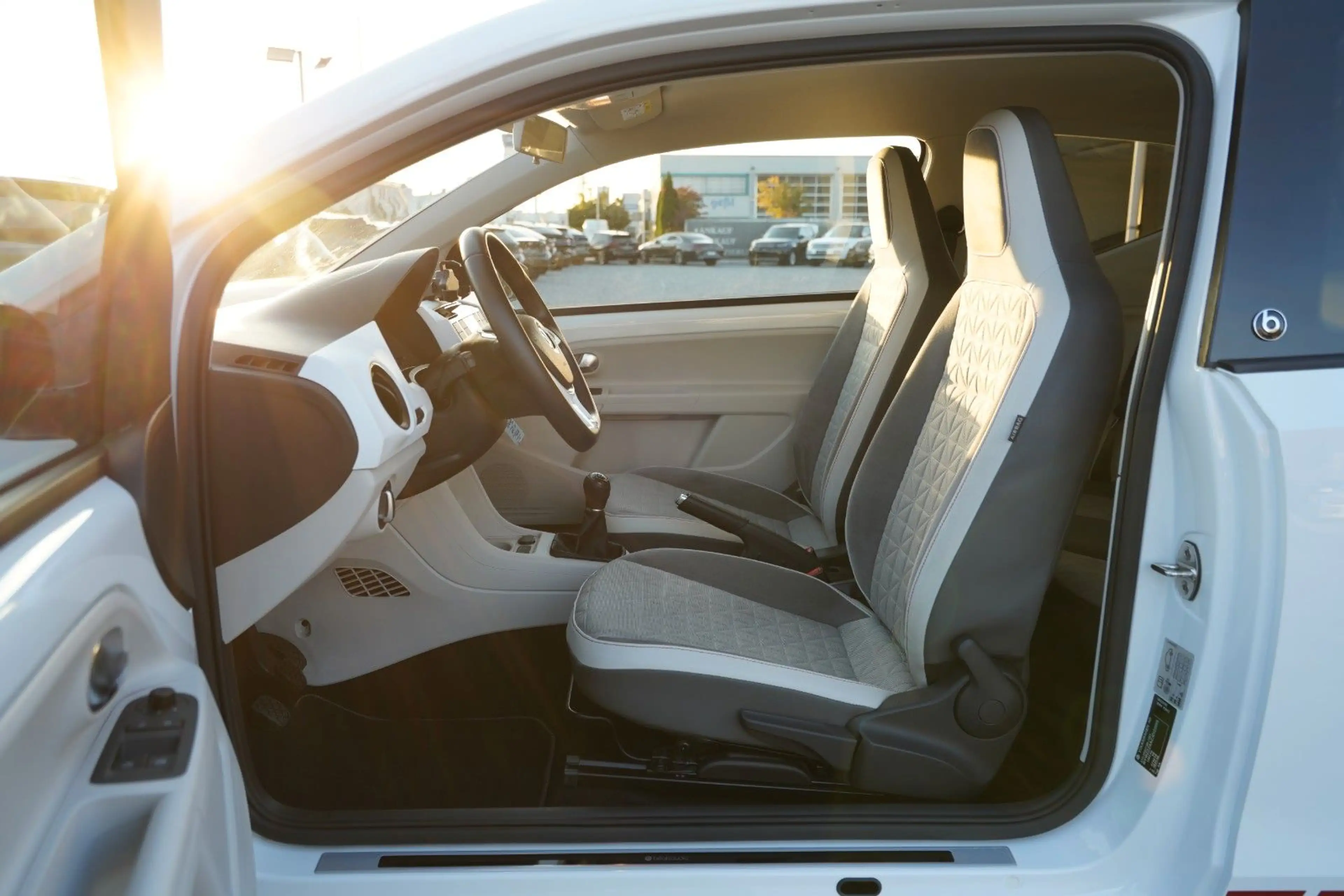 Volkswagen up! beats*2.Hand*Tempomat*PDC*Sitzheizung*MFL* — photo 13
