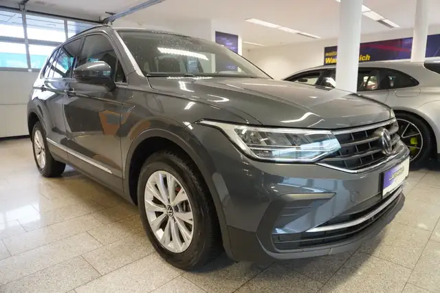 Volkswagen Tiguan view 2