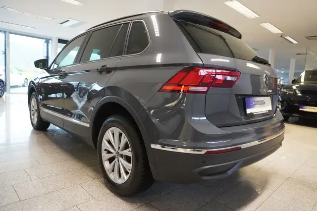 Volkswagen Tiguan view 4