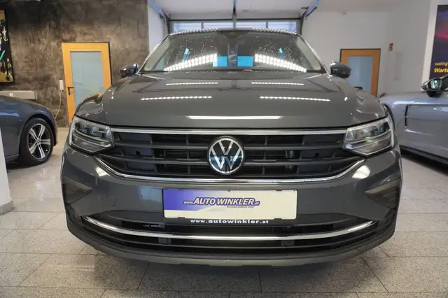 Volkswagen Tiguan view 3