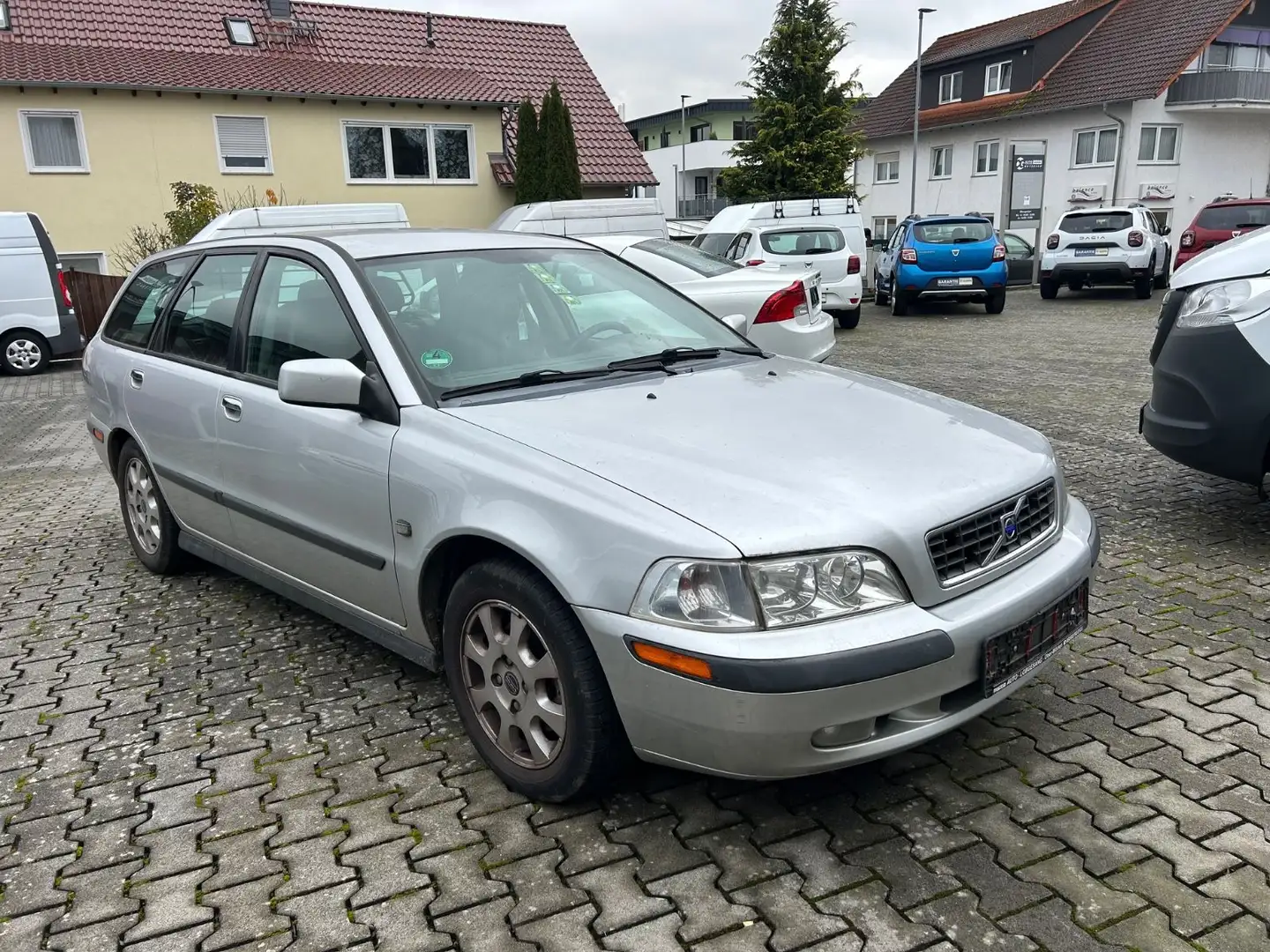 Volvo V40 1.8 Comfort """" TÜV 07-2027 """"" Silber - 2