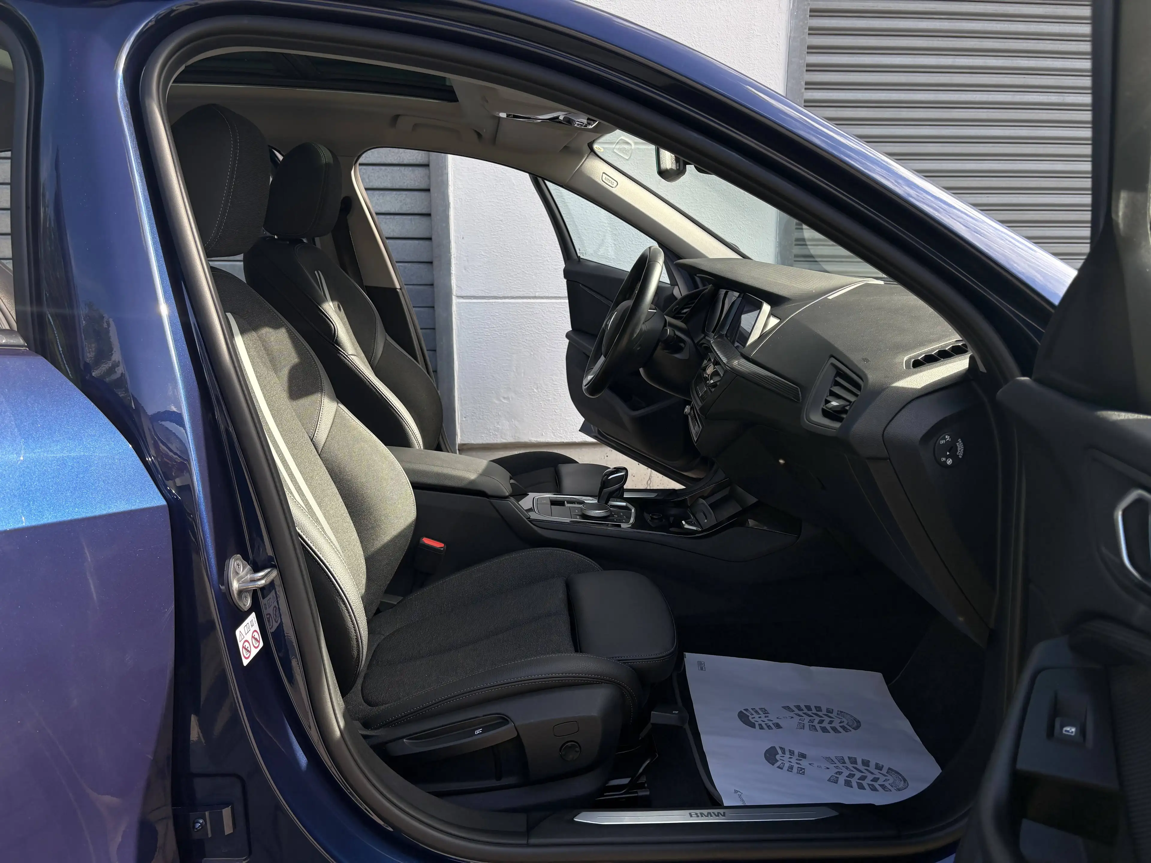 BMW 118 i Sport Line Pano AHK Tempomat Apple CarPlay PDC Navi — photo 8