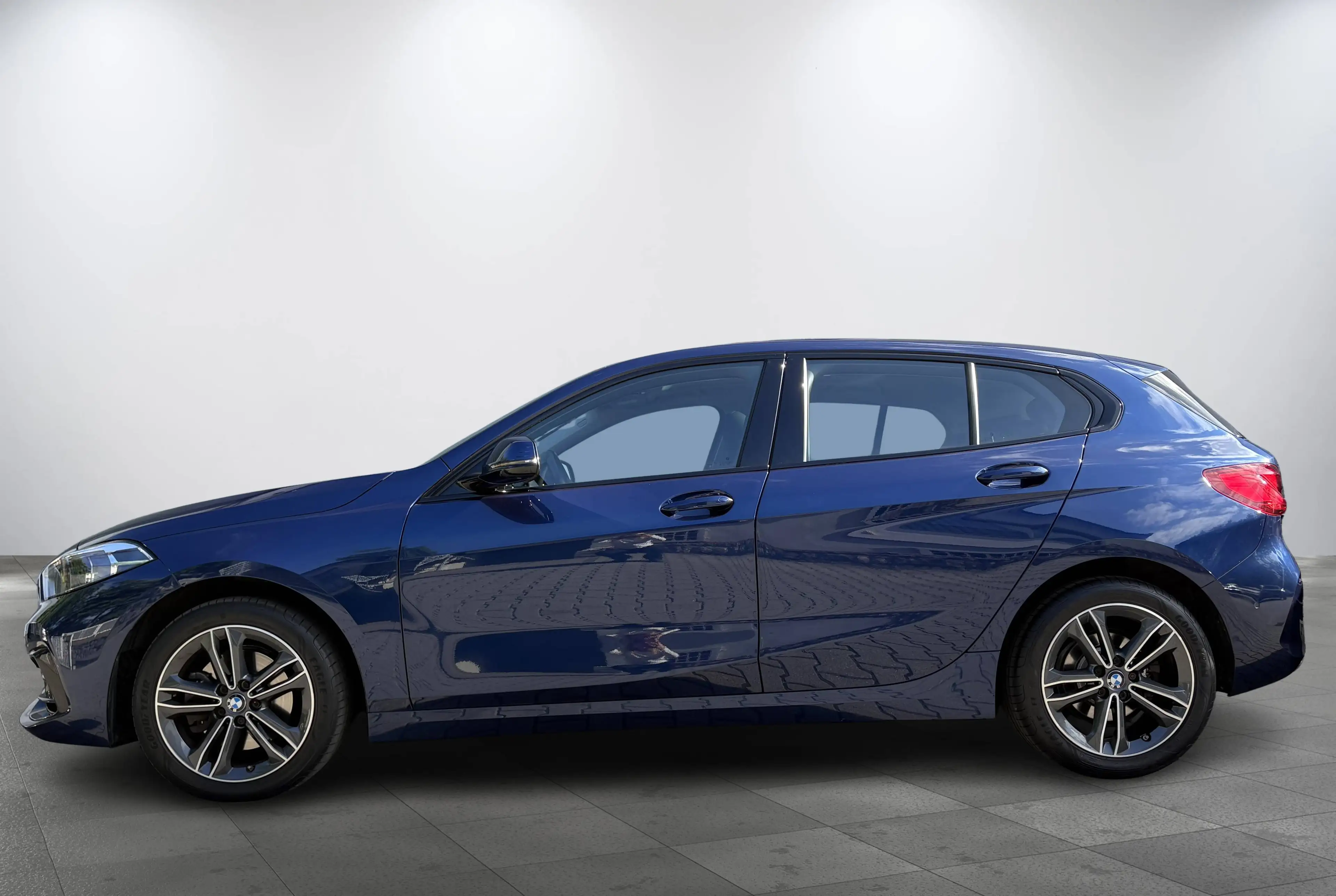 BMW 118 i Sport Line Pano AHK Tempomat Apple CarPlay PDC Navi — photo 3
